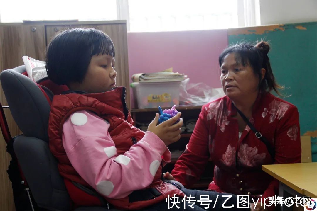 爸爸|女儿患病，爸爸迁怒妈妈频繁施暴，母女忍气吞声，靠炒面野菜度日