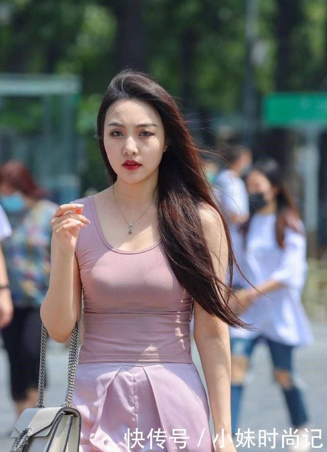 美的|街拍:轻熟的穿搭,粉色背心配粉色阔腿裤,美的清新优雅又有女神范