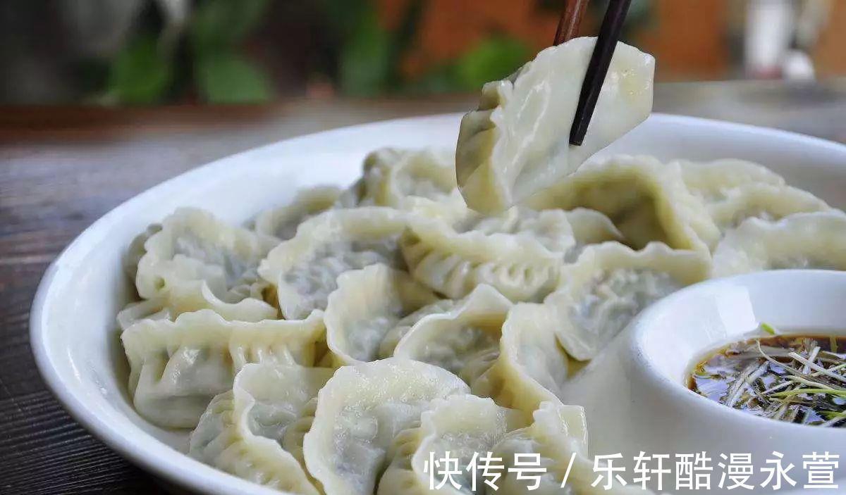 调制|洋葱胡萝卜牛肉饺子,馅料十足,调制一些蘸料配着吃,美得很