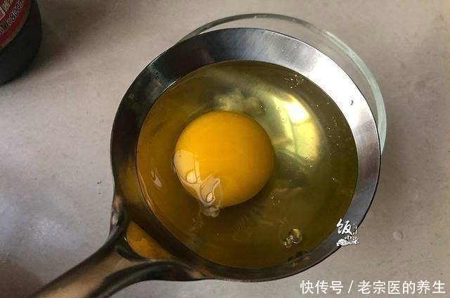 水煮荷包蛋时,总是散花有白沫教你一妙招,完整滑嫩不粘锅