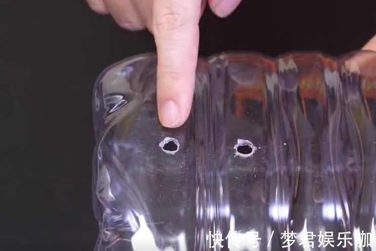 浇水|空油桶不要扔,在上面插两根吸管,放在阳台上,全家人都要抢着用