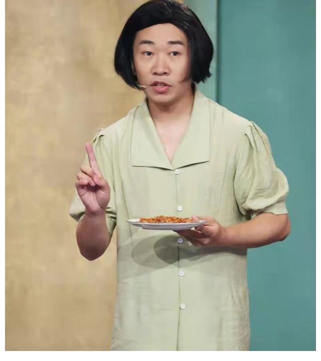 杨迪考主持人证被偶遇，王一博因为没有主持人证退出《天天向上》