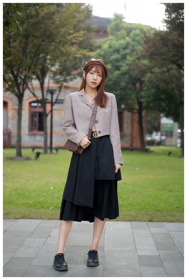 上档次|今年“短上衣+半身裙”的穿法火了! 时髦显高上档次, 美得很高级