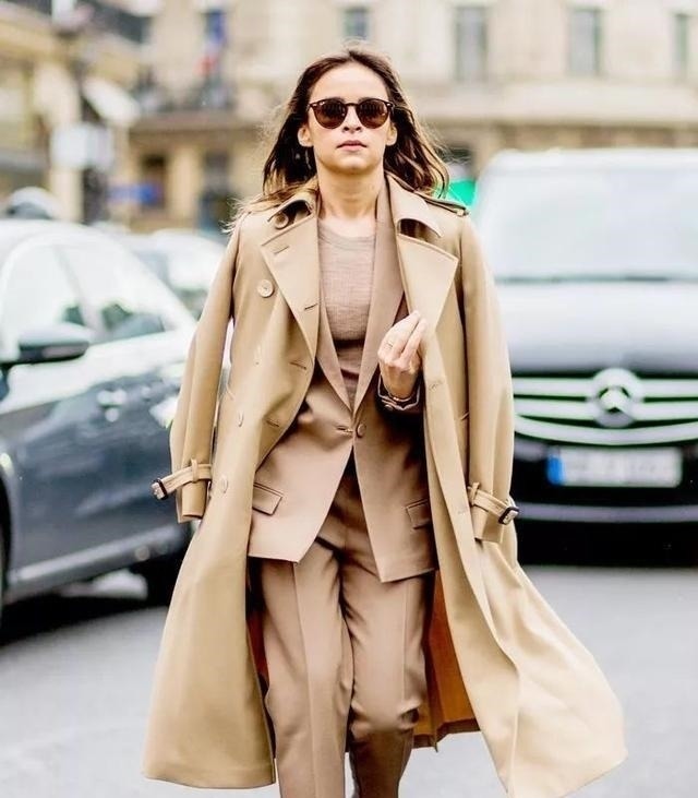 层次感 “阔腿裤”大势已去,今年流行用这条裤子配风衣,时髦显瘦又洋气