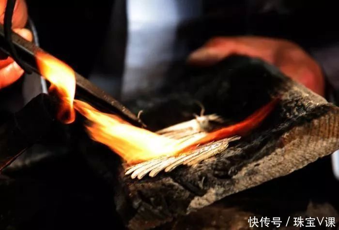 说女人戴了硬银会出事?今天告诉你真相