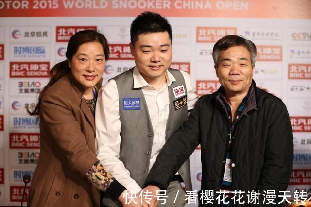 丁俊晖|29岁丁俊晖全家照片,在英国有一套400平米豪宅,妻子是富二代