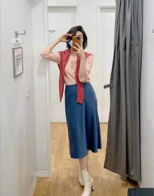 粉色针织衫+蓝色半身裙，一红一蓝的最佳CP组合，更加高贵典雅