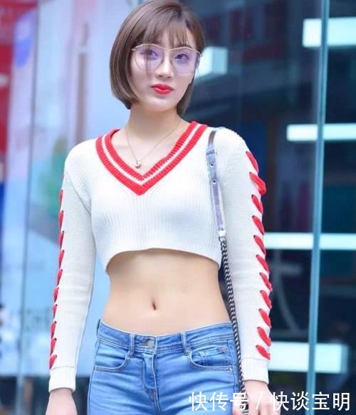 针织短装搭配牛仔修身长裤,给人的感觉却可以完全不同