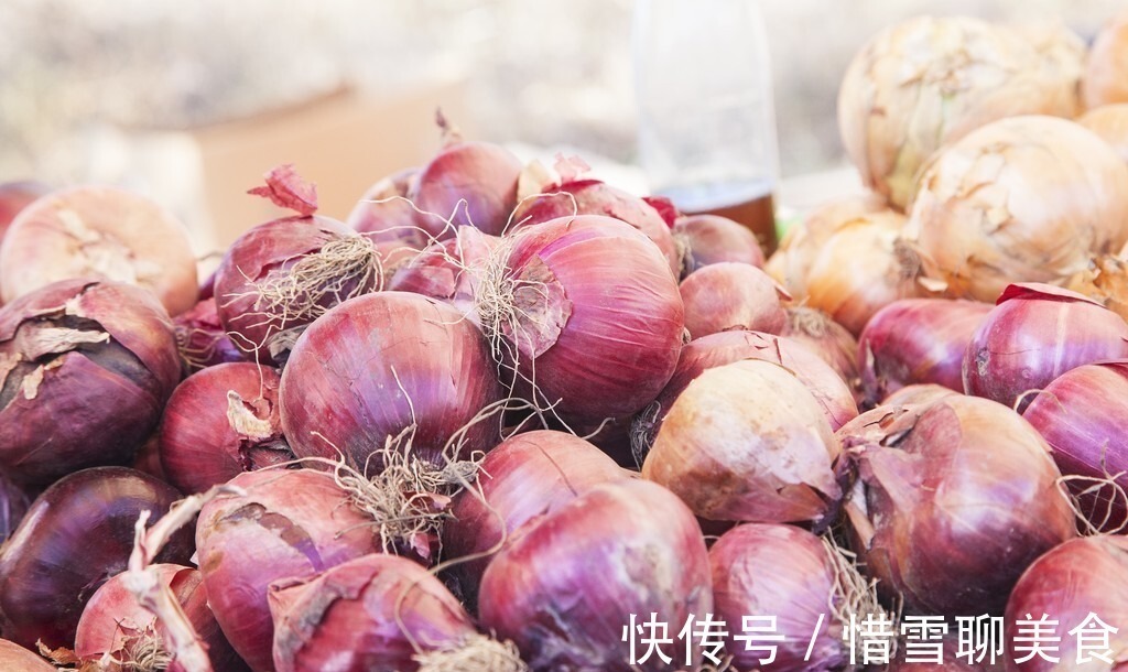 买洋葱时，紫皮和白皮差别很大，不懂买错颜色不好吃，等于浪费钱