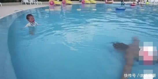 走路不稳宝宝看到爸爸溺水,下面的举动惊人!孩子没白养
