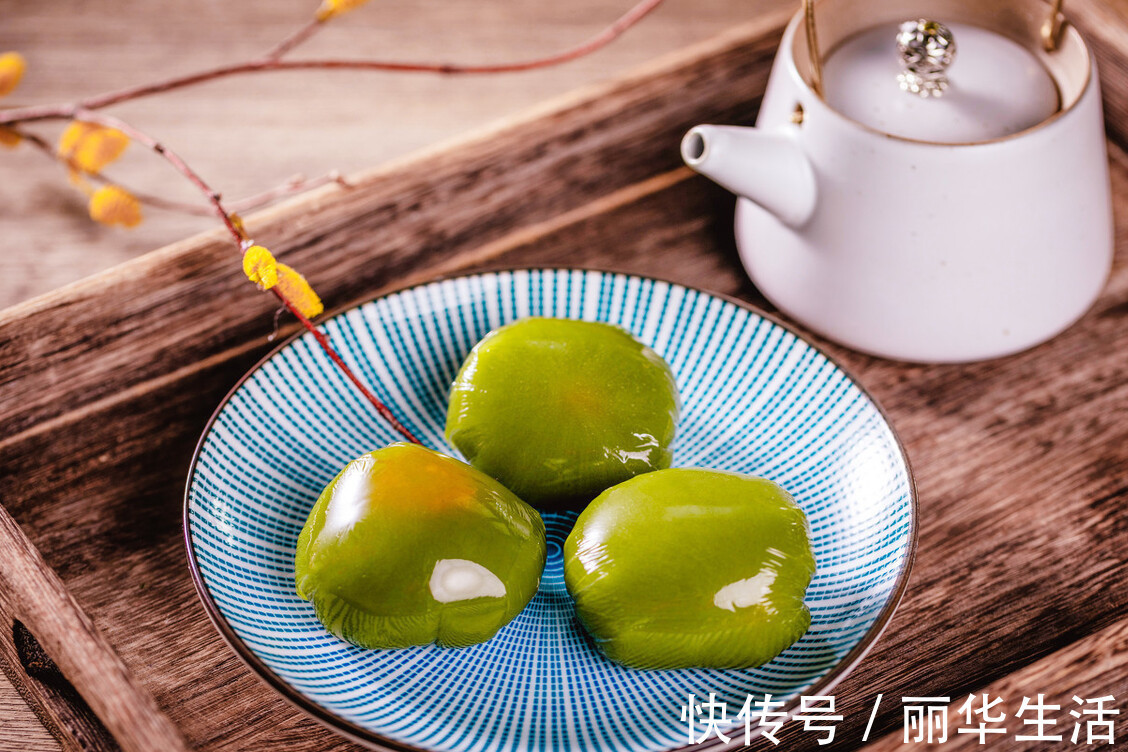 咸蛋黄|想吃青团不用买，教你用艾叶自己做，软糯清香不粘牙，好吃又好做