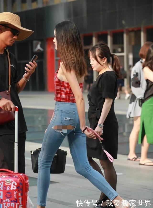 小辣妹 红色格子抹胸背心搭配破洞牛仔裤，干净利落，体现了她的时髦气质！