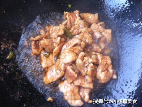 阿堂哥|胡萝卜炒肉，不一样的尝试，别样的味道，比青椒炒肉还好吃！