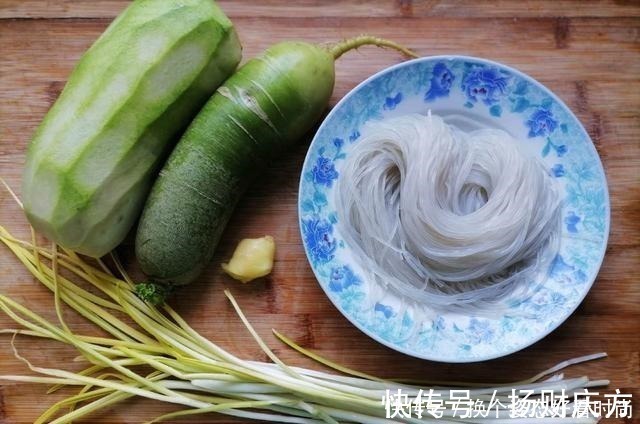 面团|教你做好吃解馋的萝卜粉条素馅饼，皮薄馅大又柔软，凉了也不硬