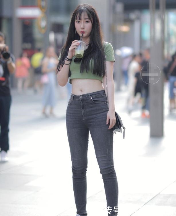 T恤 公司新来的女同事,紧身牛仔裤搭配高腰T恤,淑女气质十足!