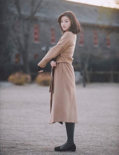 贝雷帽|真是女生穿搭教科书，穿浅驼色大衣内搭卫衣，显高显瘦