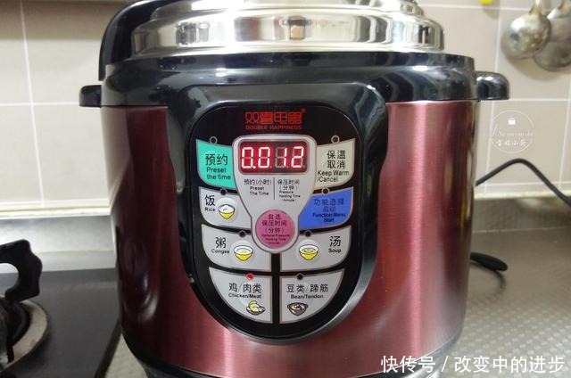 想吃麻辣鸭脖别再出去买,自己在家做,味道不输久久鸭,超简单