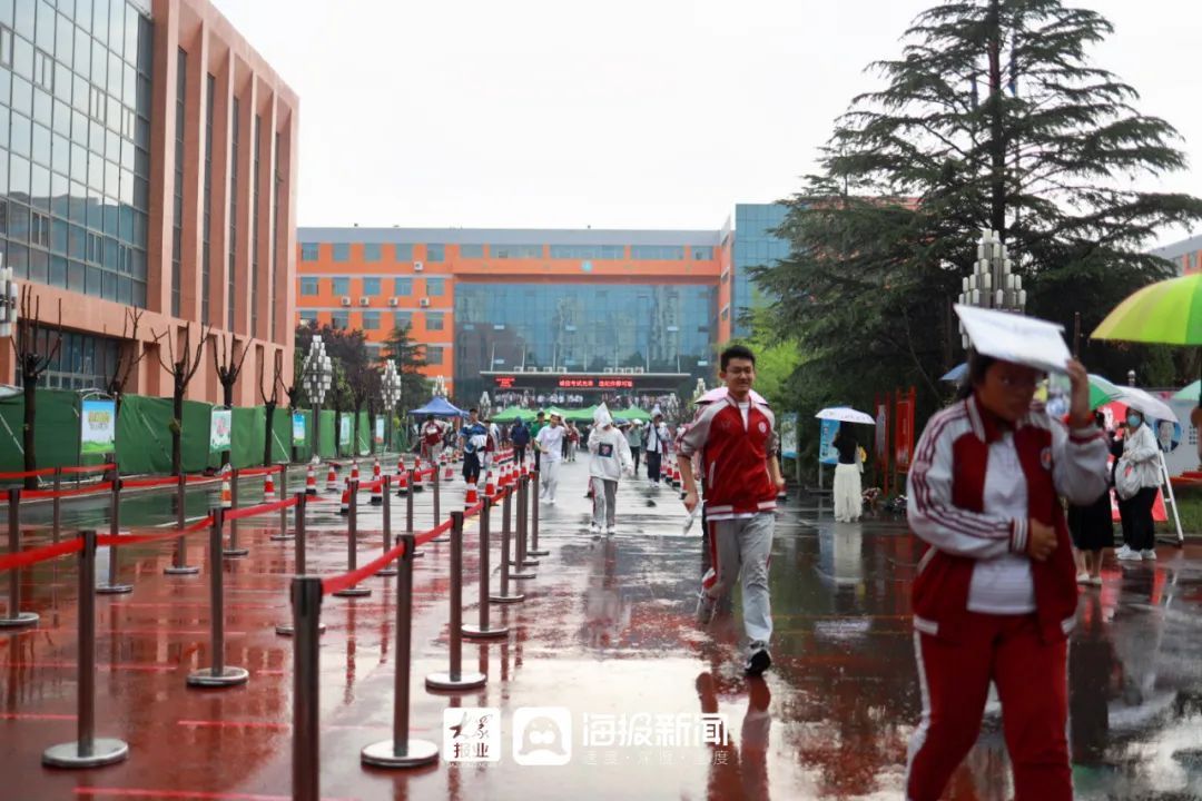 日照实验高中|刚刚！日照高考雨中结束！他第一个冲了出来！这些感动瞬间......