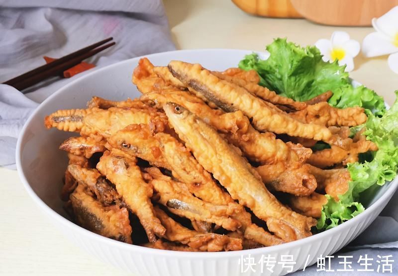 油炸小鱼想要酥脆掉渣，从头嚼到尾不剔刺，只需多加这一步，试试