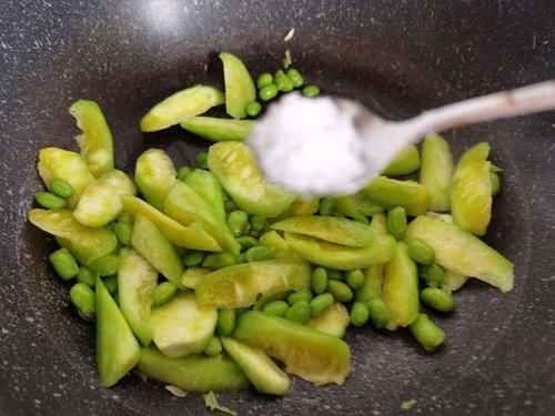 丝瓜与毛豆搭配颜值口感并存,做法简单营养十足,孩子离不开