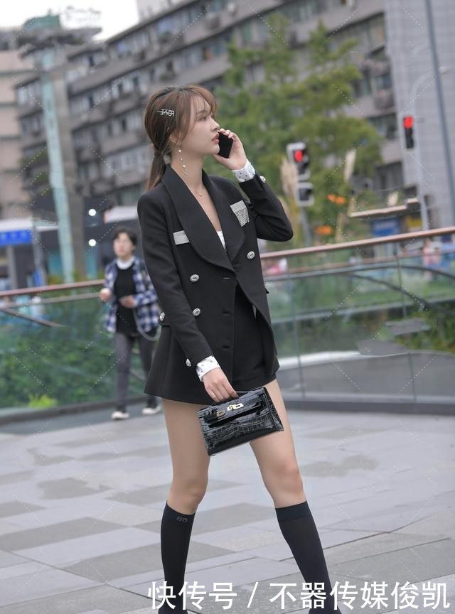 显腿|黑色西装搭配短裤,脚上穿了一双高筒袜子靴,保暖显腿长又优雅