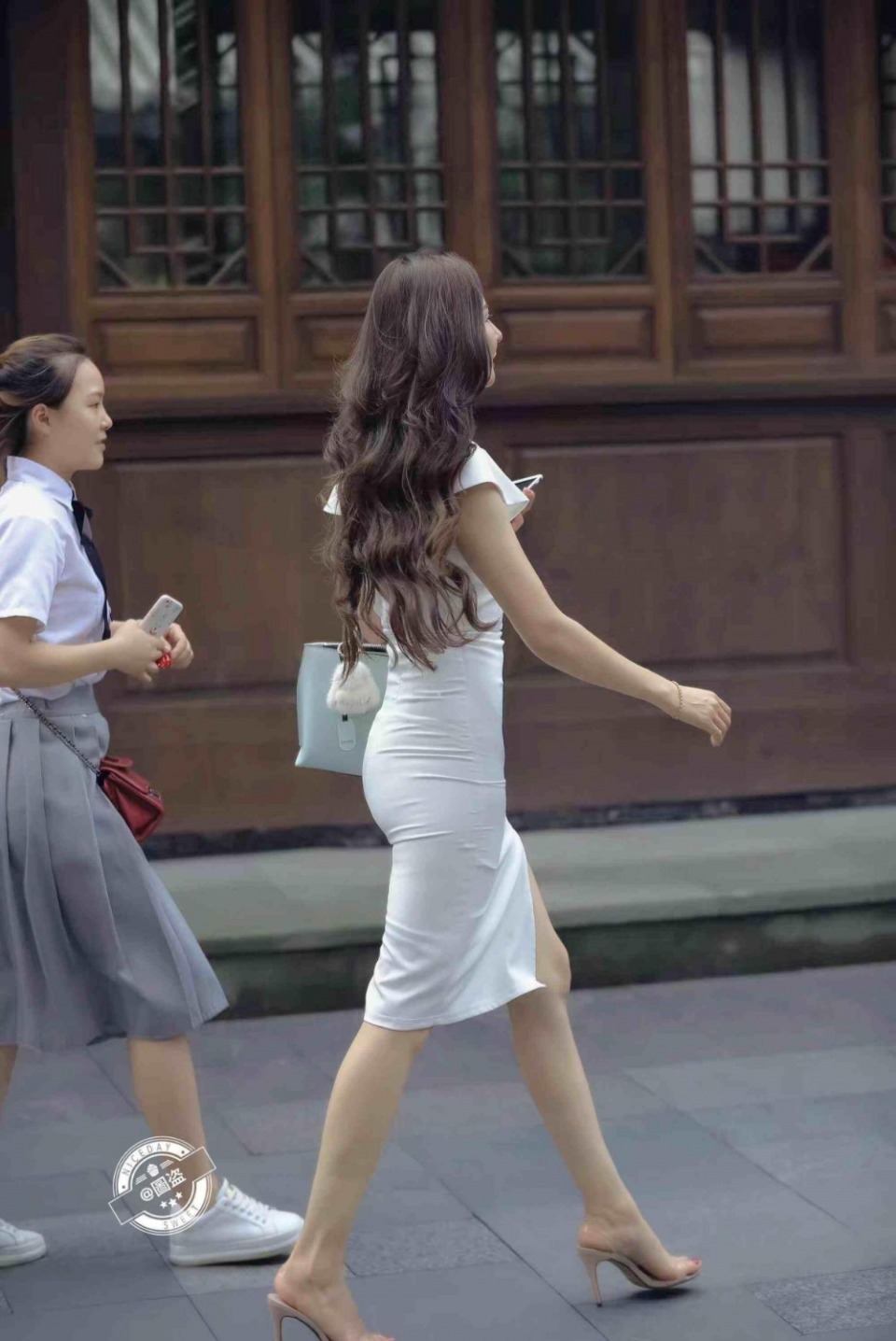 美女|美女一袭简约的连衣裙,增加造型层次感,身材真好