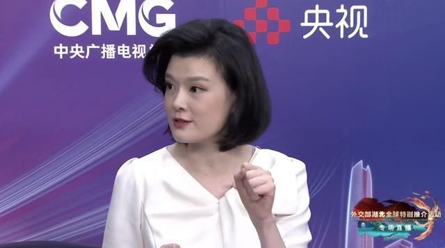 主持人大賽冠軍鄒韻成功轉(zhuǎn)型，英文主持吸睛，搶走身旁康輝風(fēng)頭