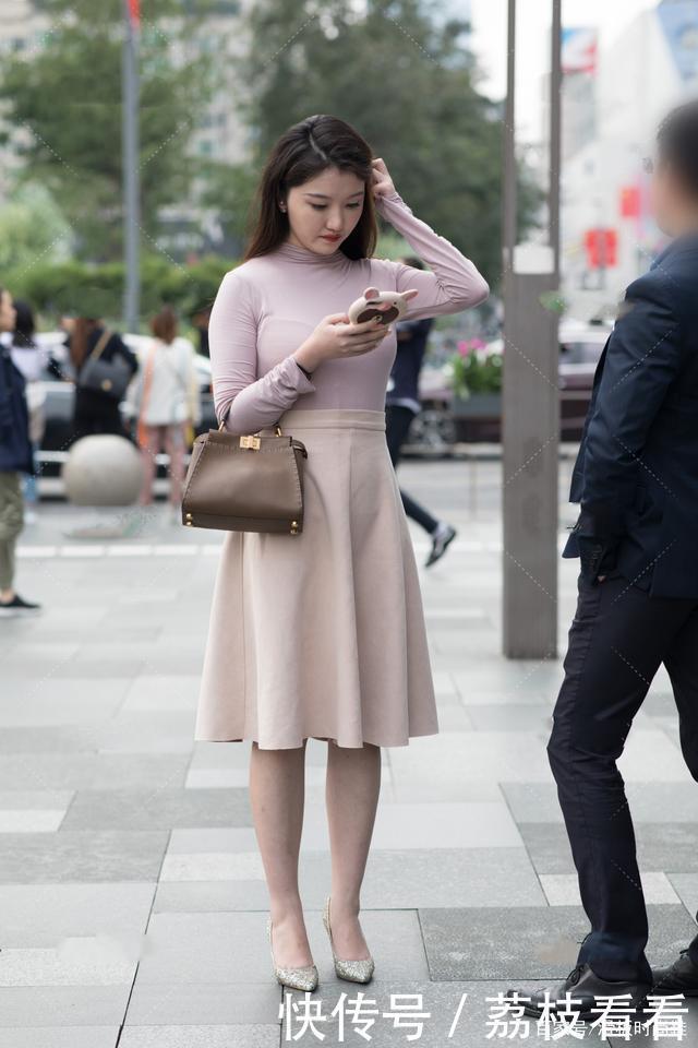 上衣 淡紫色上衣搭配大摆A字裙,温婉秀气,打造知性淑女风