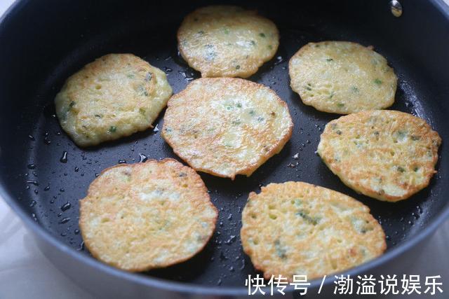 外酥里嫩的早餐饼，2个土豆3个蛋煎一煎，一上桌就被孩子扫光