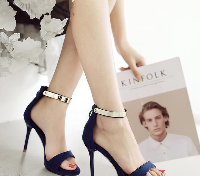 一字扣 时髦一夏,鱼嘴高跟凉鞋已闪亮登场,给你想要的女王范