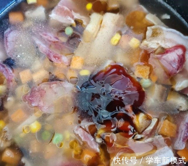 咸肉香肠焖饭,焖五分钟,香气扑鼻啊!