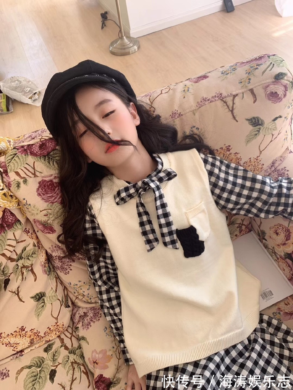 套装|因为“逆天颜值”被禁止整容的童模裴佳欣,穿学院风套装美成公主