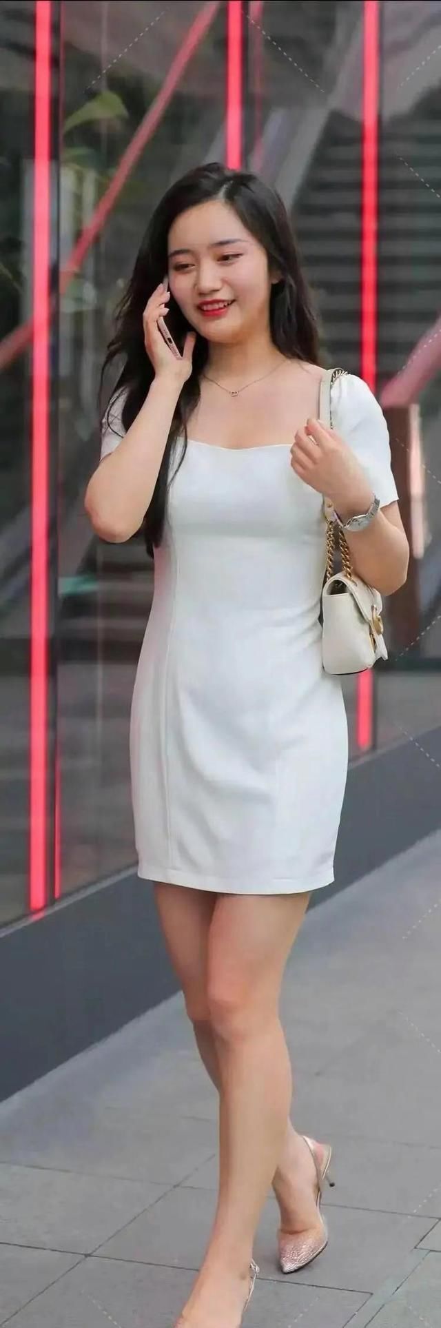 减龄美丽的连衣裙装扮尽显优美曲线，时尚气息扑面而来，温柔浪漫