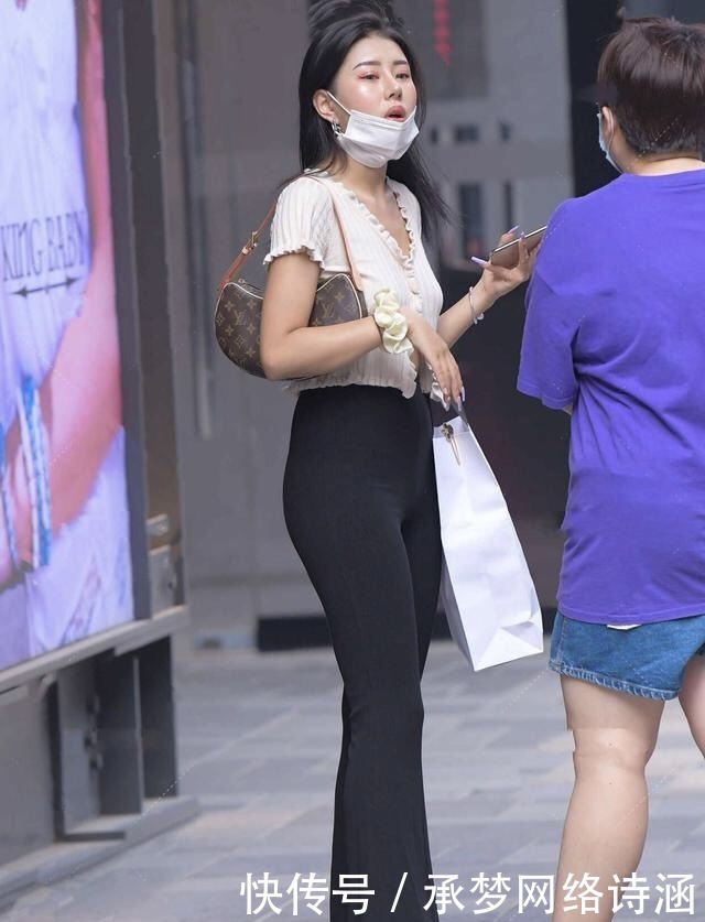 穿法|“抛弃”打底裤,用小黑裤来替代,体验一种前所未有的穿法!