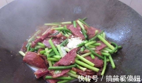 50多岁老伙夫：不管炒什么肉，下锅前加这一样，肉嫩汁多口感好