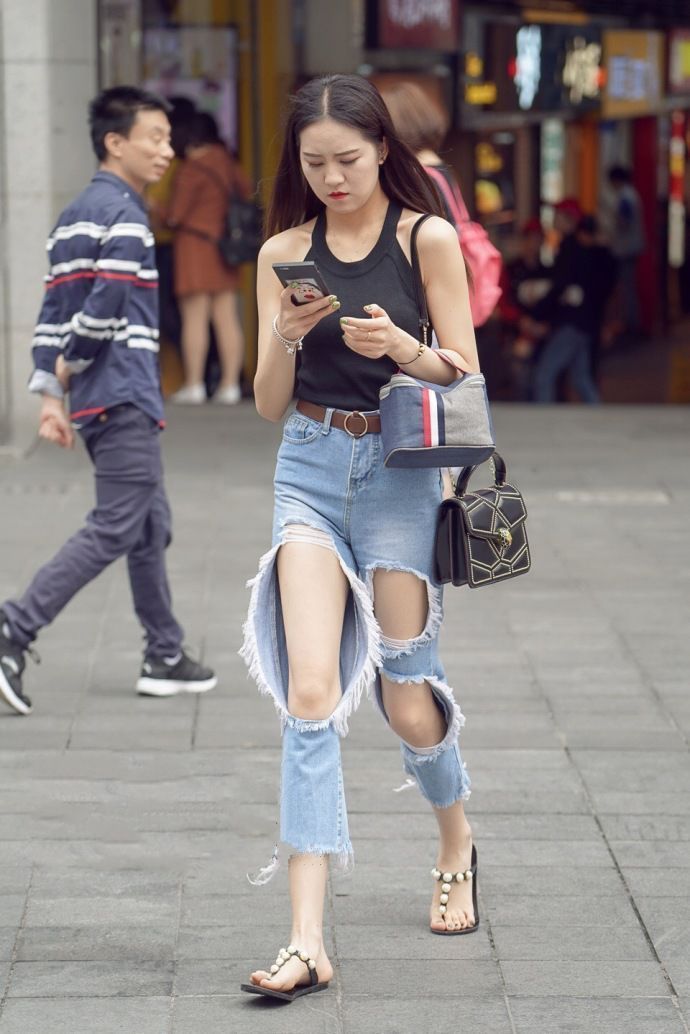 搭配|街拍身材高挑的小美女,吊带背心配短裤,清凉又时尚