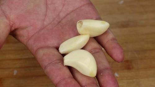 小机关|原来大蒜上还藏着小机关，一碰皮就脱落，今天才知道，太实用了