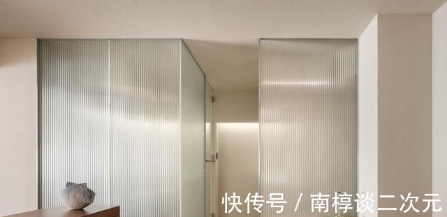 客餐厅|56㎡四室公寓,空间全打通长虹玻璃做隔墙,改成开放一居室更安逸