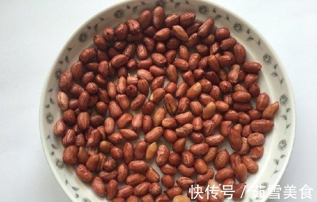 自制花生小零食，用微波炉简单4步搞定，又香又脆