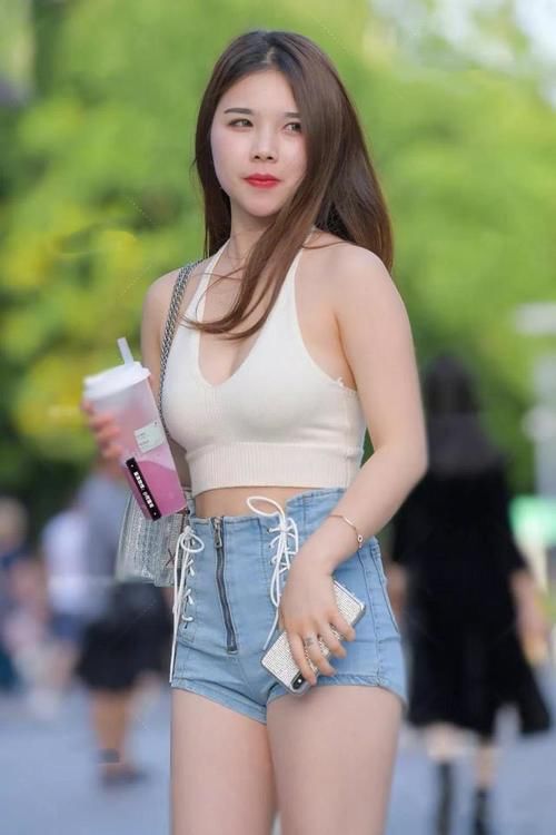 穿“无痕”短裤的美女，走到哪都不缺乏跟随者！