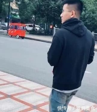 淡定|“淡定奶爸”抱娃姿势走红,路过的大妈眼神亮了:这是亲生的?