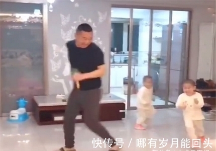 小家伙|爸爸假装打妈妈,双胞胎宝宝的反应暖心,感觉爸爸才是意外