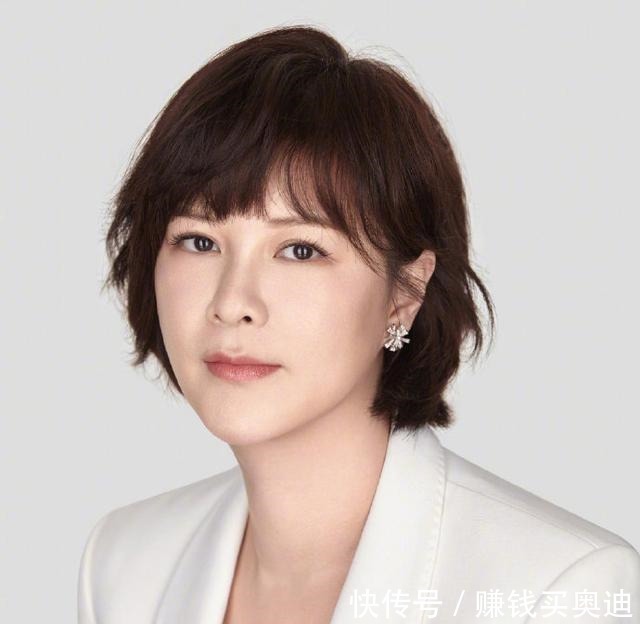 穿搭|杜华也拍时尚画报了!短发+红裙高级又干练,皮肤保养得相当不错!