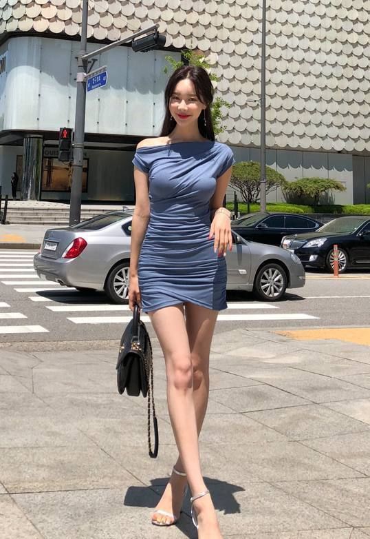 身穿|街拍:身穿紧身衣的小姐姐,身材高挑,彰显独特魅力