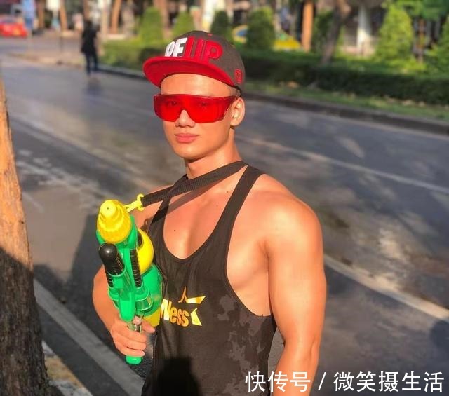 肌肉型男|肌肉男好酷,大只的胸肌好吸睛,真想靠在他的胸膛被他悉心呵护!