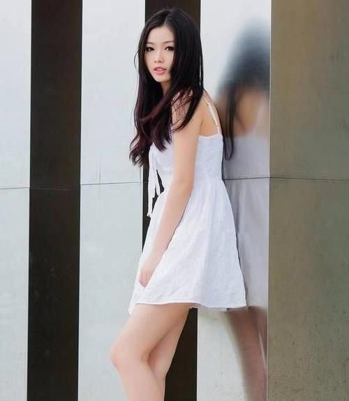 街拍|街拍图一美女,身穿露脐短袖,搭配黑色短裤,身材高挑迷人
