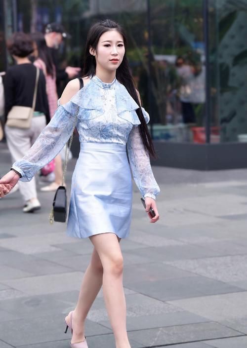 女生们|选择款式雅致的短裙漫步街头，让你轻松迈出优雅的步伐