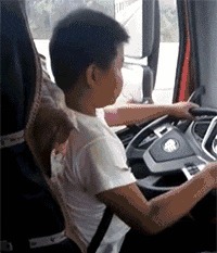 |搞笑GIF趣图兄弟,男儿有泪不轻弹,一定是遇到伤心的事了!