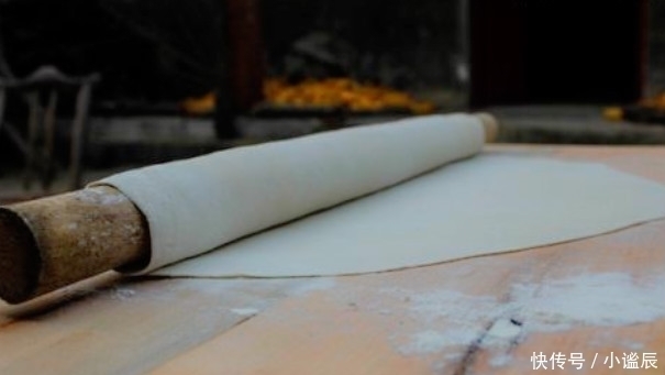 做手擀面时,万万不要再用水和面了换成它,面条更嫩滑,更筋道