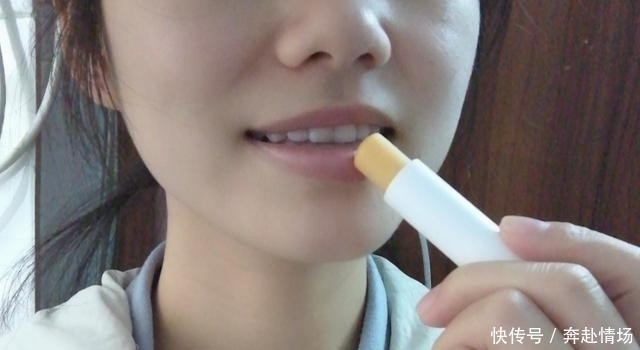 记住涂口红的3个技巧,不伤唇还很上色,营造性感小嫩唇